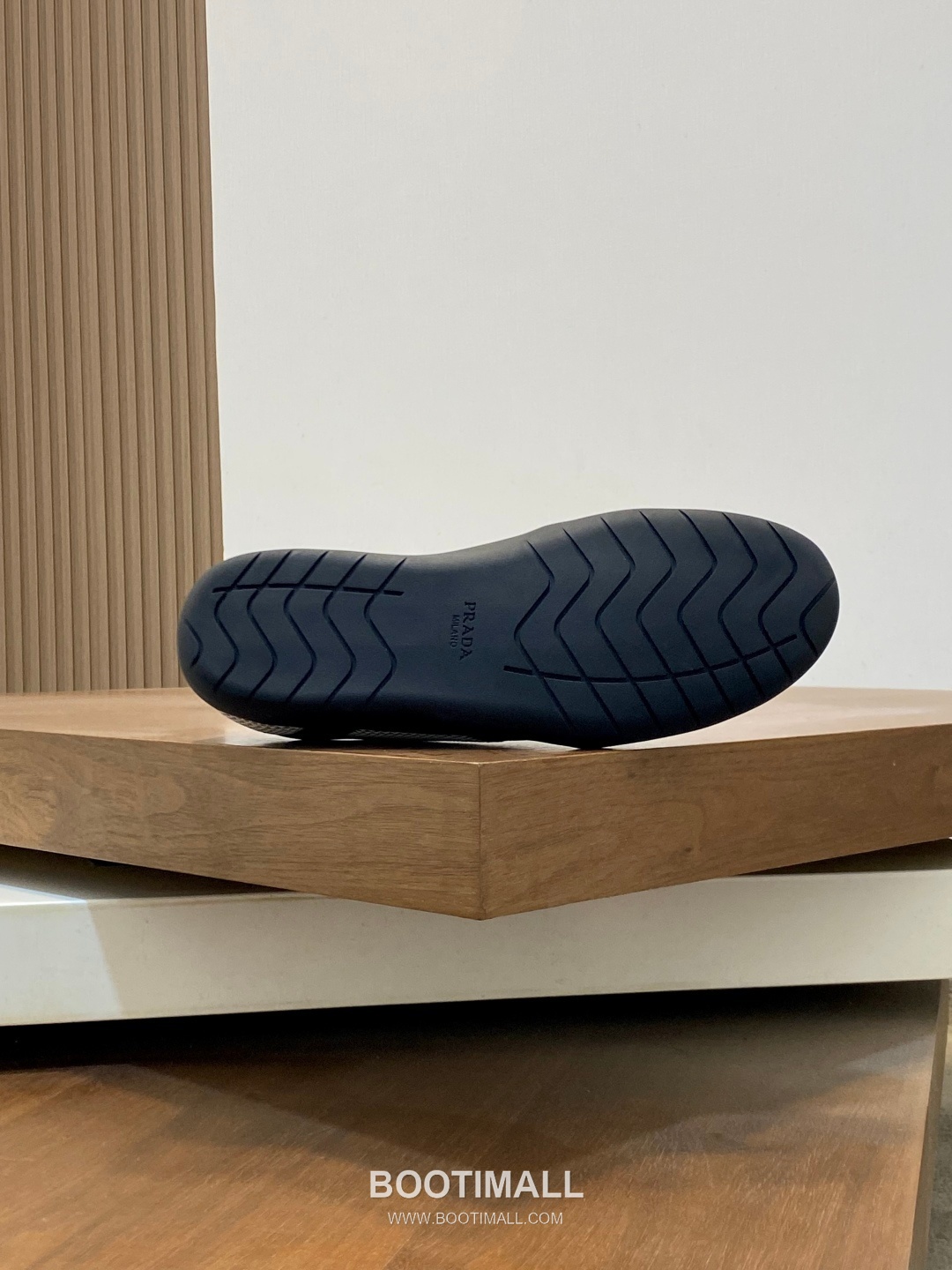 ## 신발 제품 스펙 분석

Prada America's Cup Leather Sneakers 프라다 아메리카스컵 레더 스니커즈 4E3400 9