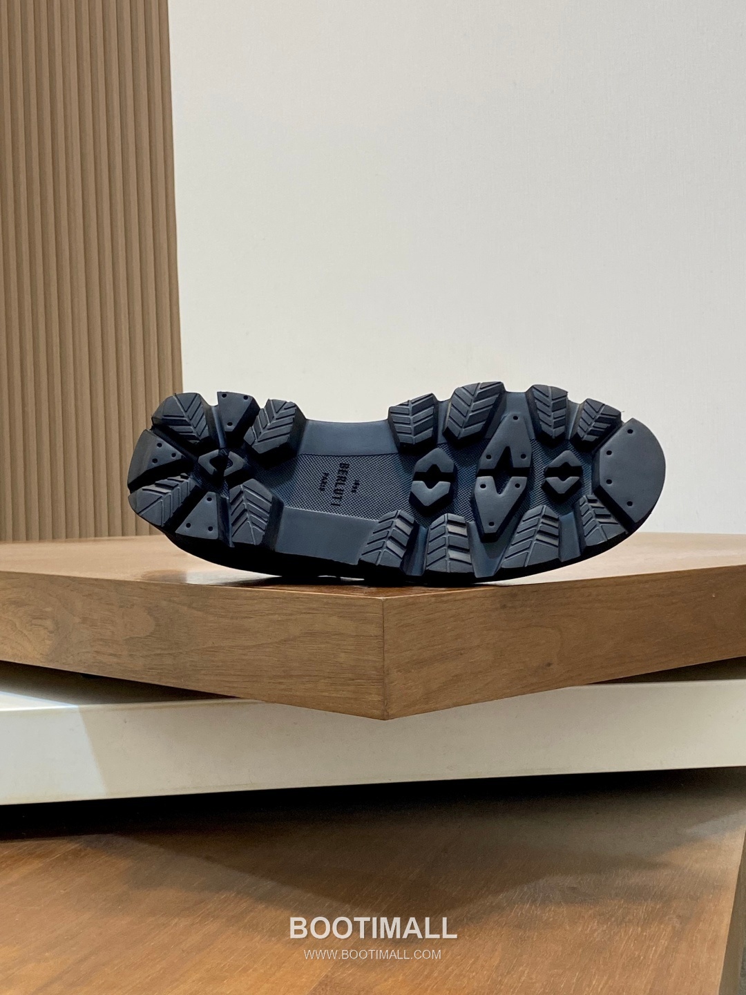 ## 신발 제품 스펙 분석

Berluti Playtime Patina Leather Sneakers 벨루티 플레이타임 파티나 레더 스니커즈 S5496 9