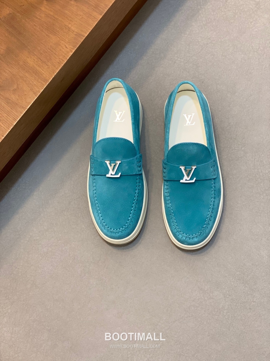 ## 신발 제품 스펙 분석
Louis Vuitton Run Away Leather Sneakers 루이비통 런어웨이 레더 스니커즈 1A4V7V 1