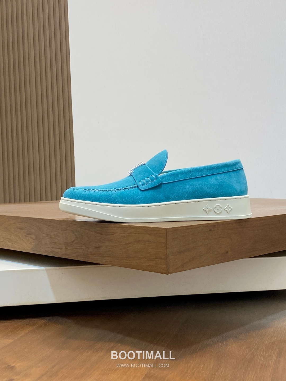 ## 신발 제품 스펙 분석
Louis Vuitton Run Away Leather Sneakers 루이비통 런어웨이 레더 스니커즈 1A4V7V 2