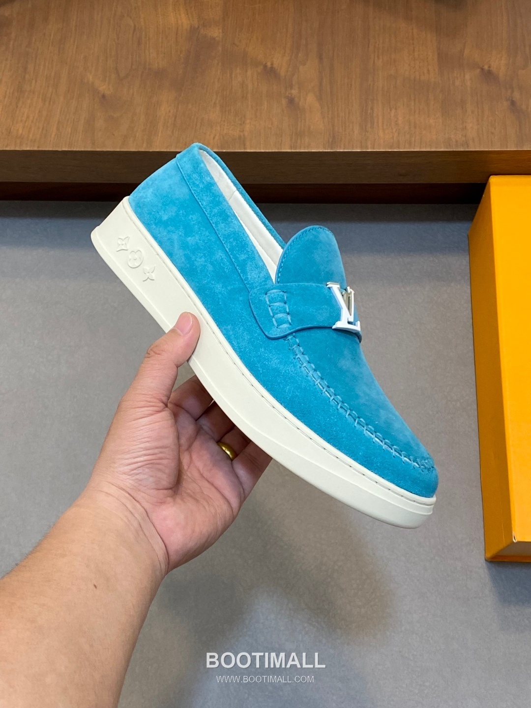 ## 신발 제품 스펙 분석
Louis Vuitton Run Away Leather Sneakers 루이비통 런어웨이 레더 스니커즈 1A4V7V 4