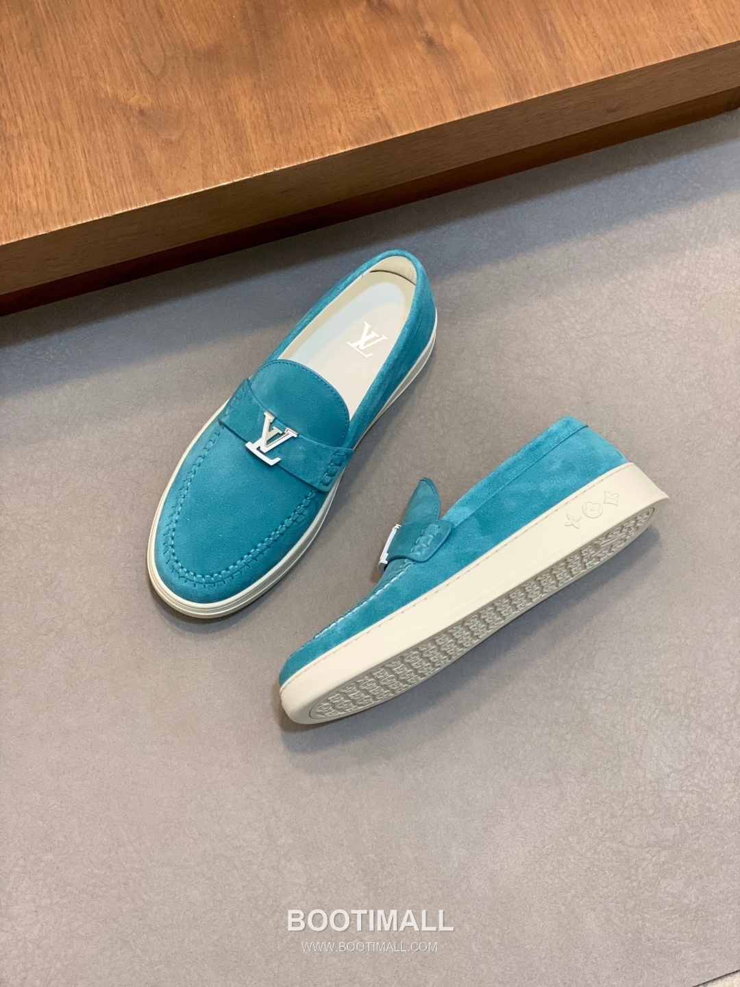 ## 신발 제품 스펙 분석
Louis Vuitton Run Away Leather Sneakers 루이비통 런어웨이 레더 스니커즈 1A4V7V 5
