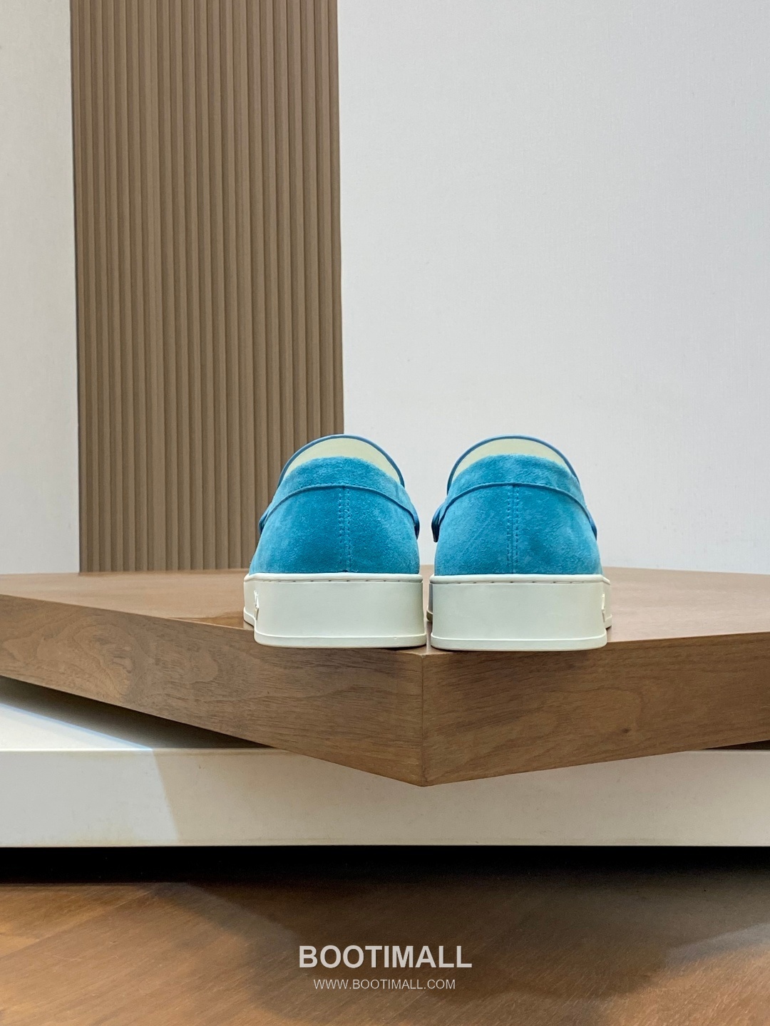 ## 신발 제품 스펙 분석
Louis Vuitton Run Away Leather Sneakers 루이비통 런어웨이 레더 스니커즈 1A4V7V 8