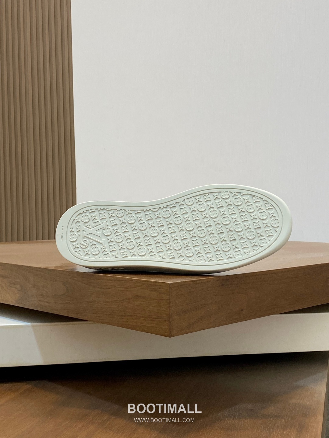 ## 신발 제품 스펙 분석
Louis Vuitton Run Away Leather Sneakers 루이비통 런어웨이 레더 스니커즈 1A4V7V 9