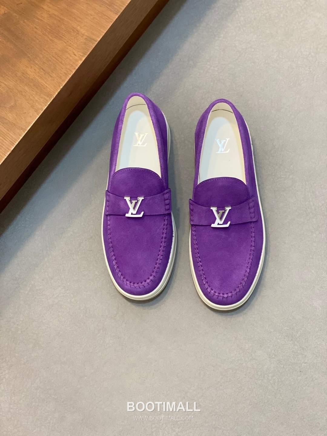 ## 신발 제품 스펙 분석

Louis Vuitton Run Away Leather Sneakers 루이비통 런어웨이 레더 스니커즈 1A4V7V 1