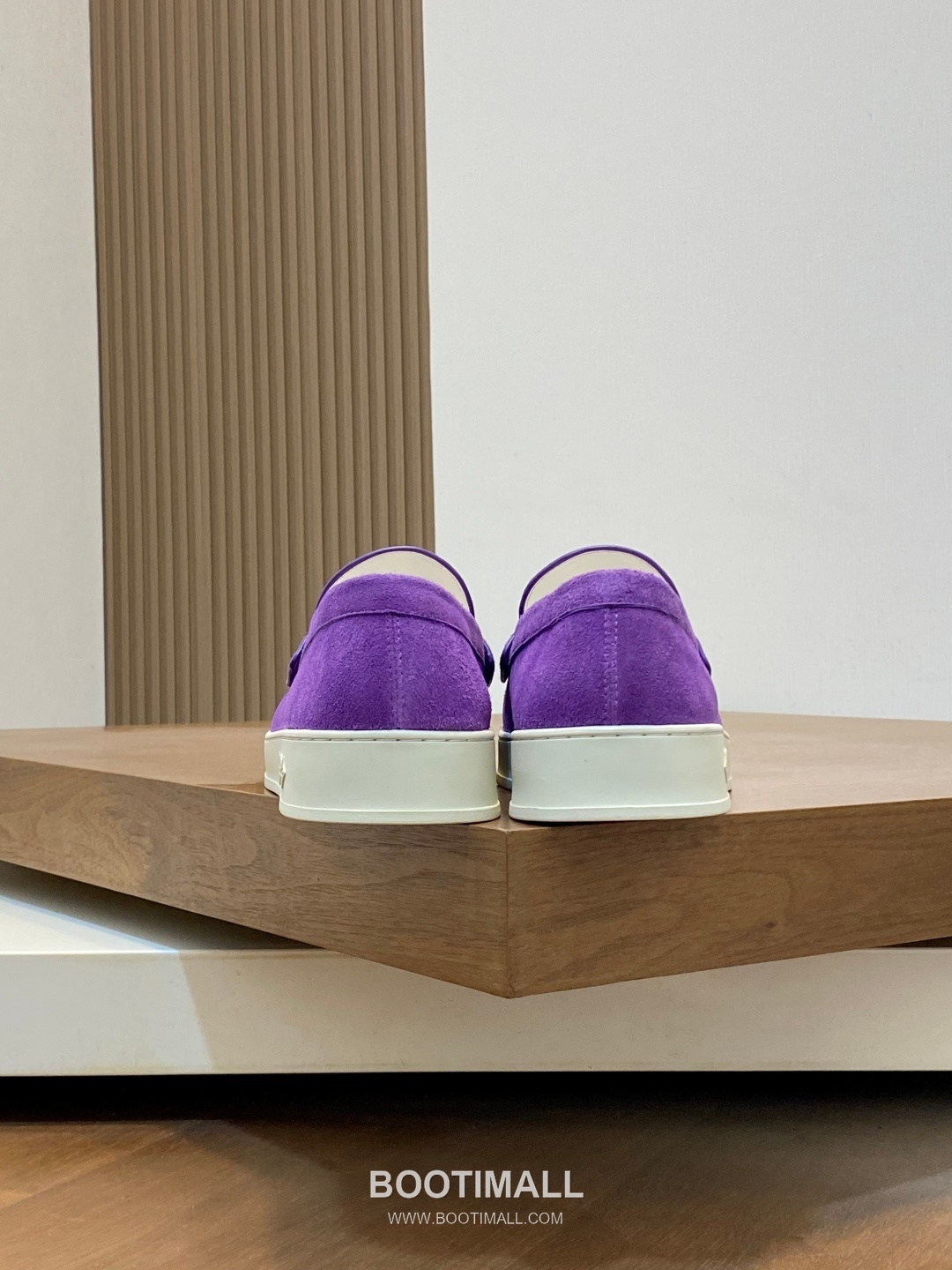 ## 신발 제품 스펙 분석

Louis Vuitton Run Away Leather Sneakers 루이비통 런어웨이 레더 스니커즈 1A4V7V 8