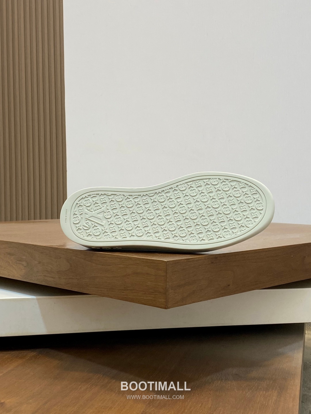 ## 신발 제품 스펙 분석

Louis Vuitton Run Away Leather Sneakers 루이비통 런어웨이 레더 스니커즈 1A4V7V 9