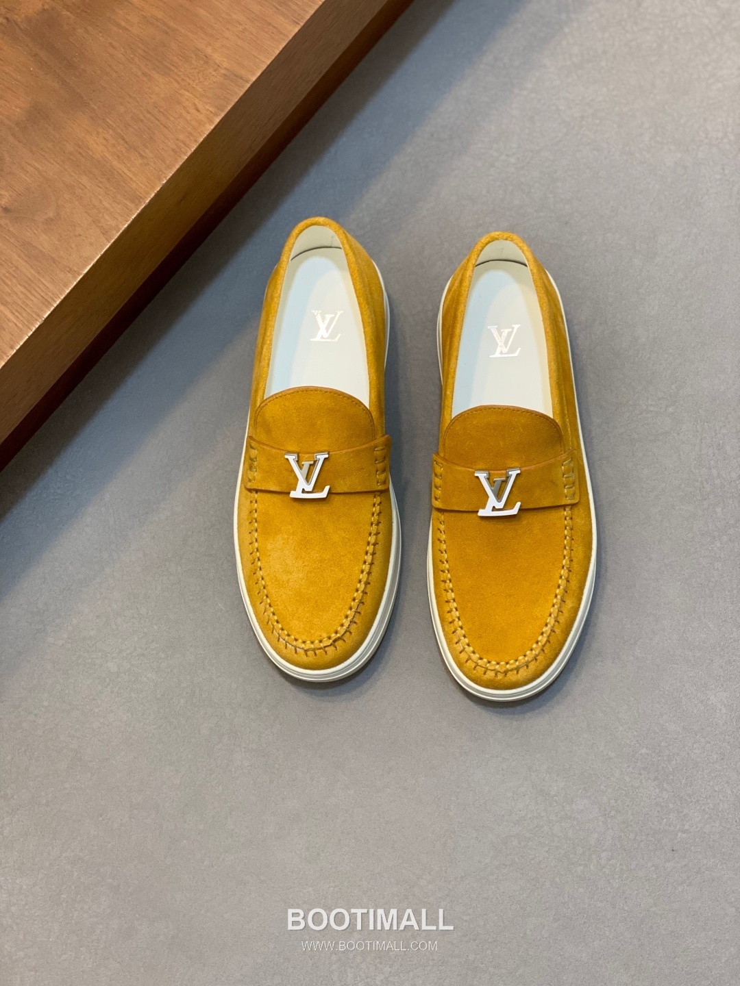 ## 신발 제품 스펙 분석
Louis Vuitton Run Away Leather Sneakers 루이비통 런어웨이 레더 스니커즈 1A4V7V 1