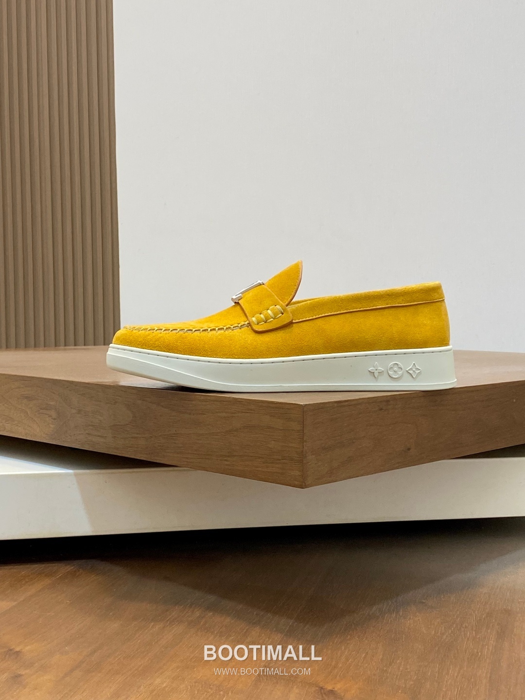 ## 신발 제품 스펙 분석
Louis Vuitton Run Away Leather Sneakers 루이비통 런어웨이 레더 스니커즈 1A4V7V 2