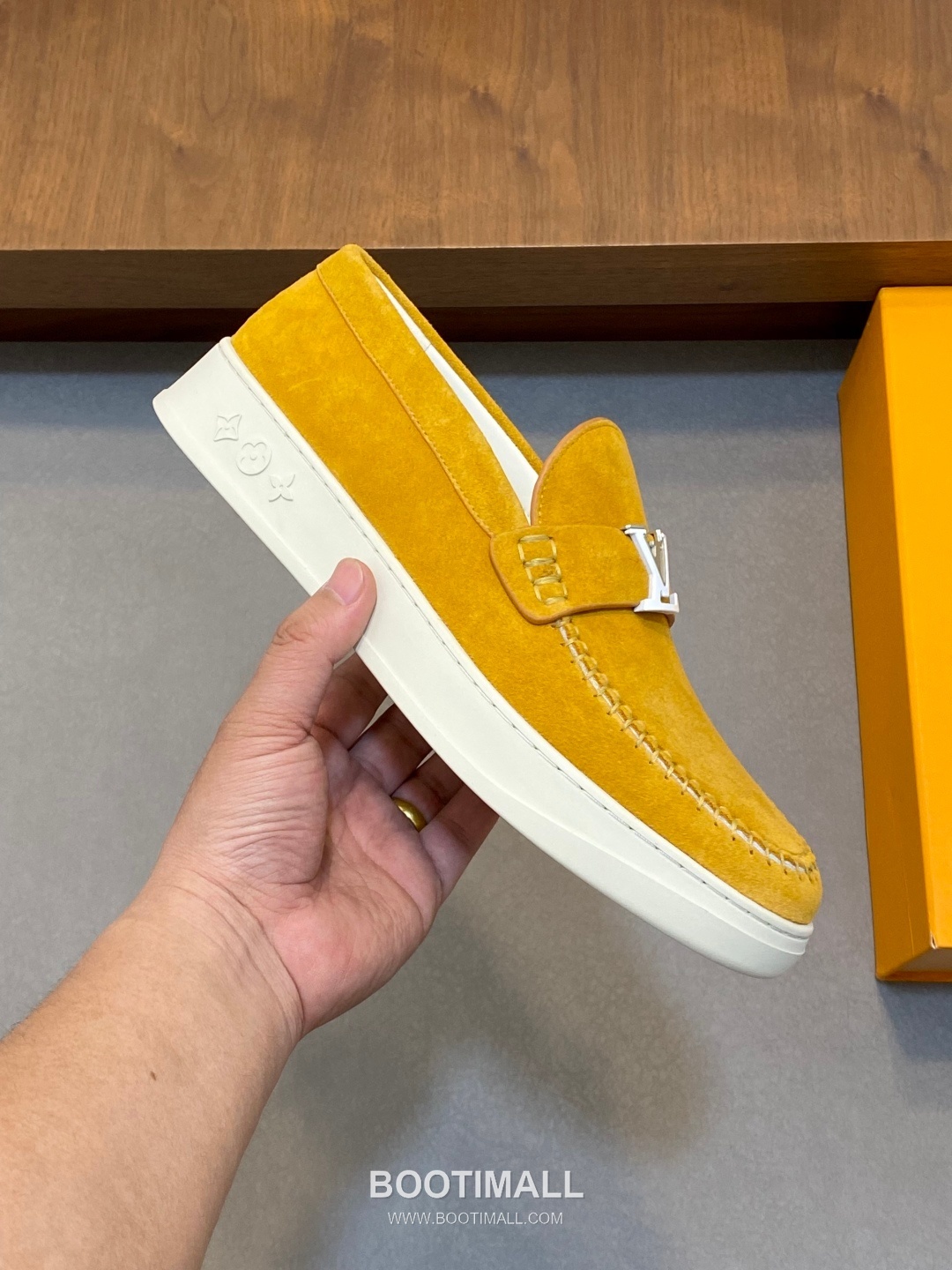 ## 신발 제품 스펙 분석
Louis Vuitton Run Away Leather Sneakers 루이비통 런어웨이 레더 스니커즈 1A4V7V 4