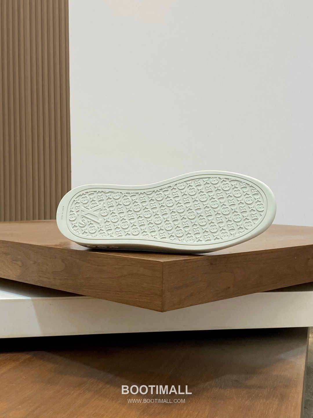 ## 신발 제품 스펙 분석
Louis Vuitton Run Away Leather Sneakers 루이비통 런어웨이 레더 스니커즈 1A4V7V 9