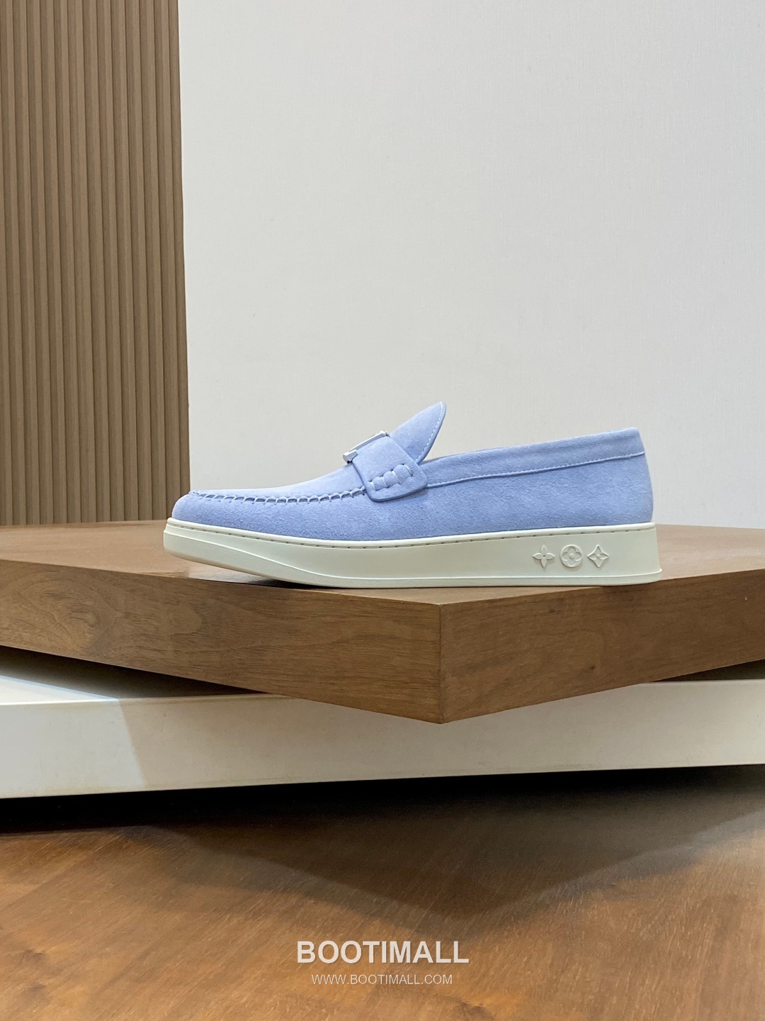 ## 신발 제품 스펙 분석

Louis Vuitton Run Away Leather Sneakers 루이비통 런어웨이 레더 스니커즈 1A4V7V 2