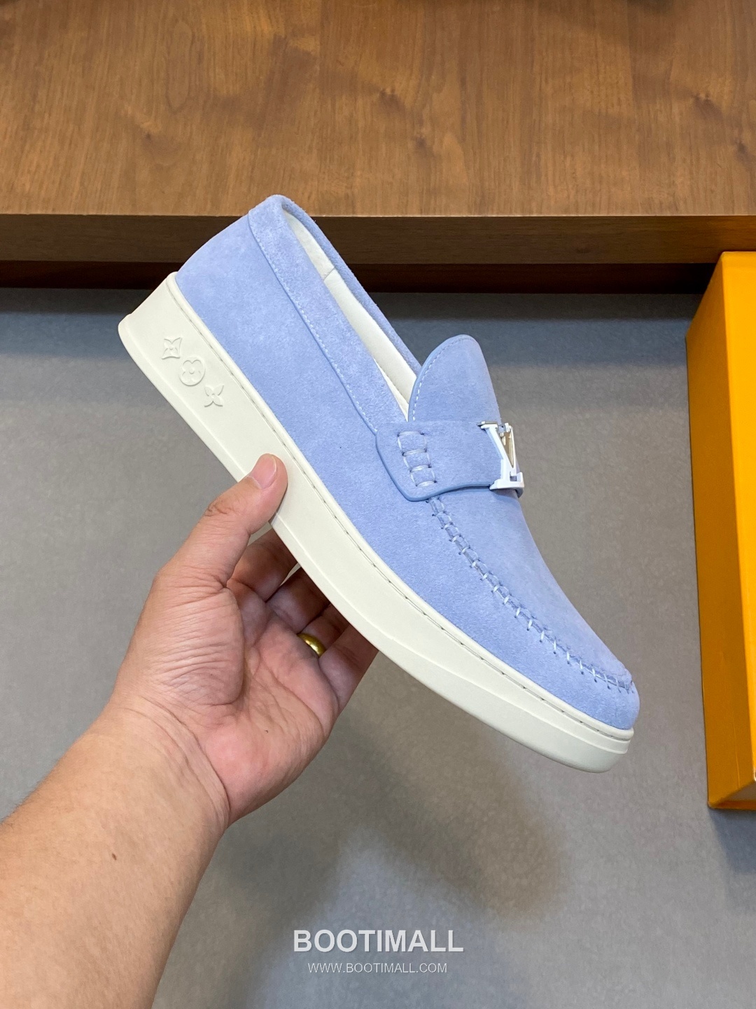 ## 신발 제품 스펙 분석

Louis Vuitton Run Away Leather Sneakers 루이비통 런어웨이 레더 스니커즈 1A4V7V 4