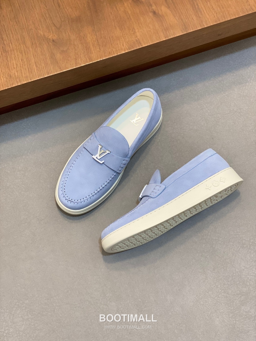 ## 신발 제품 스펙 분석

Louis Vuitton Run Away Leather Sneakers 루이비통 런어웨이 레더 스니커즈 1A4V7V 5