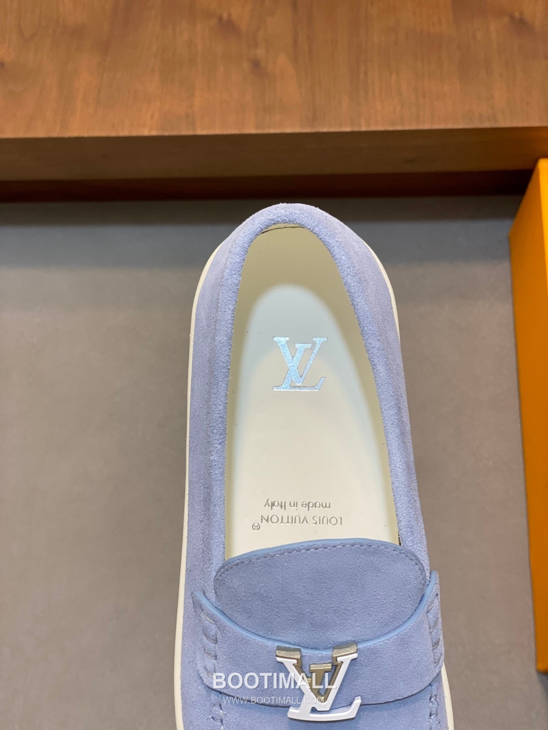 ## 신발 제품 스펙 분석

Louis Vuitton Run Away Leather Sneakers 루이비통 런어웨이 레더 스니커즈 1A4V7V 7