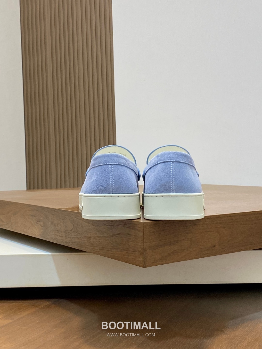 ## 신발 제품 스펙 분석

Louis Vuitton Run Away Leather Sneakers 루이비통 런어웨이 레더 스니커즈 1A4V7V 8