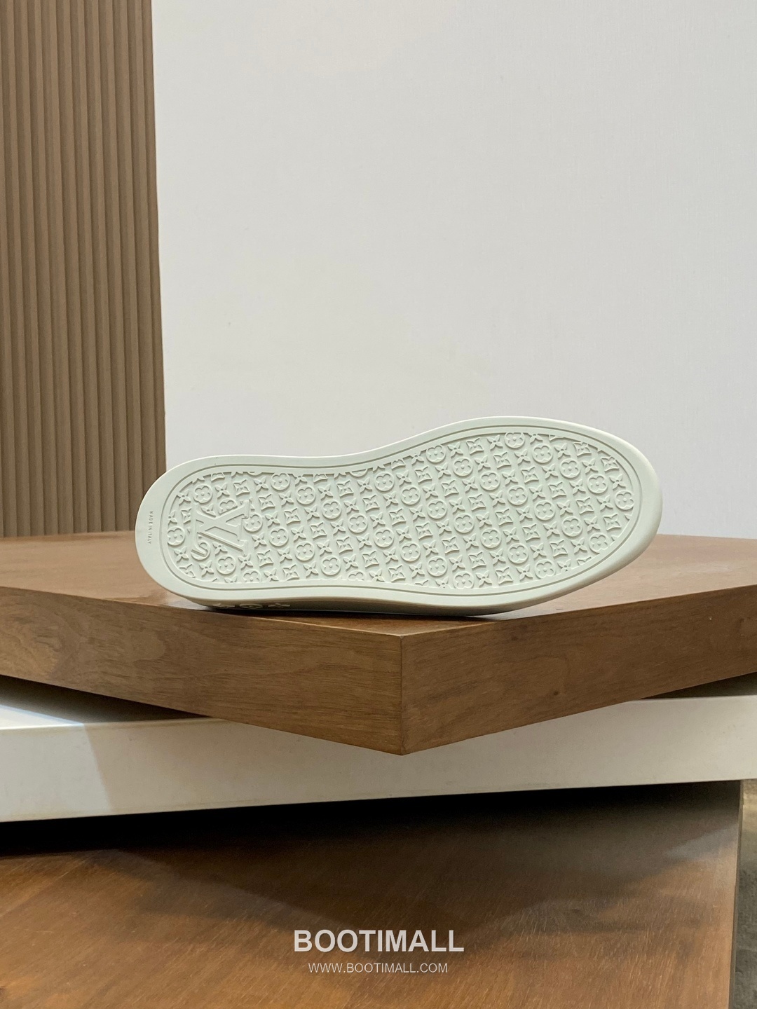 ## 신발 제품 스펙 분석

Louis Vuitton Run Away Leather Sneakers 루이비통 런어웨이 레더 스니커즈 1A4V7V 9