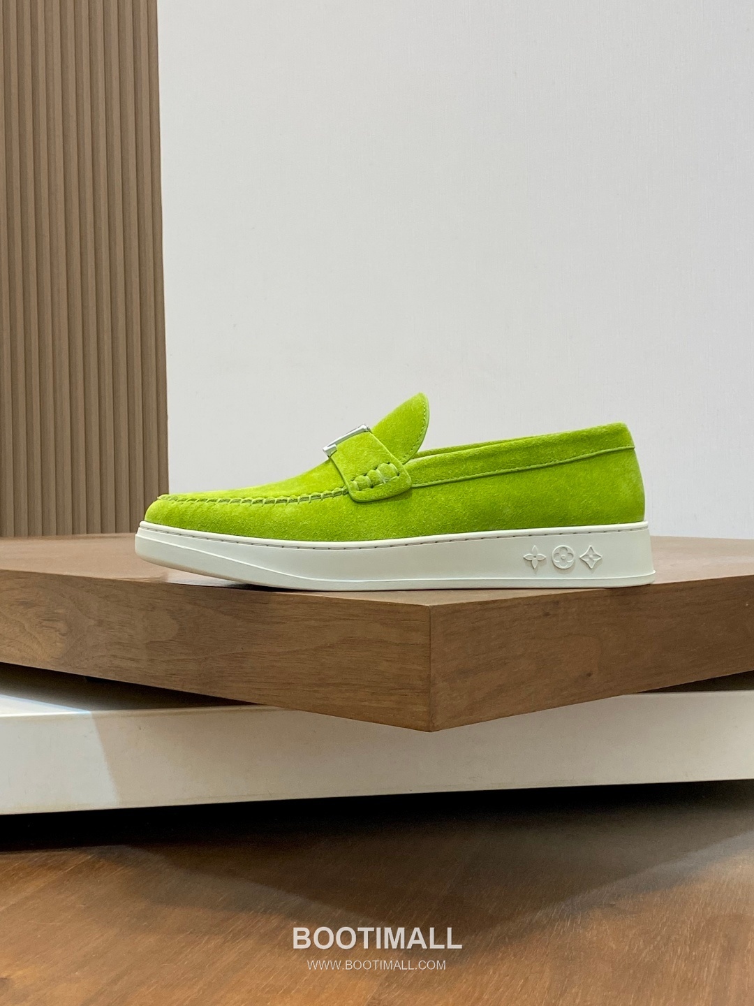 ## 신발 제품 스펙 분석

Louis Vuitton Run Away Leather Sneakers 루이비통 런어웨이 레더 스니커즈 1A4V7V 2