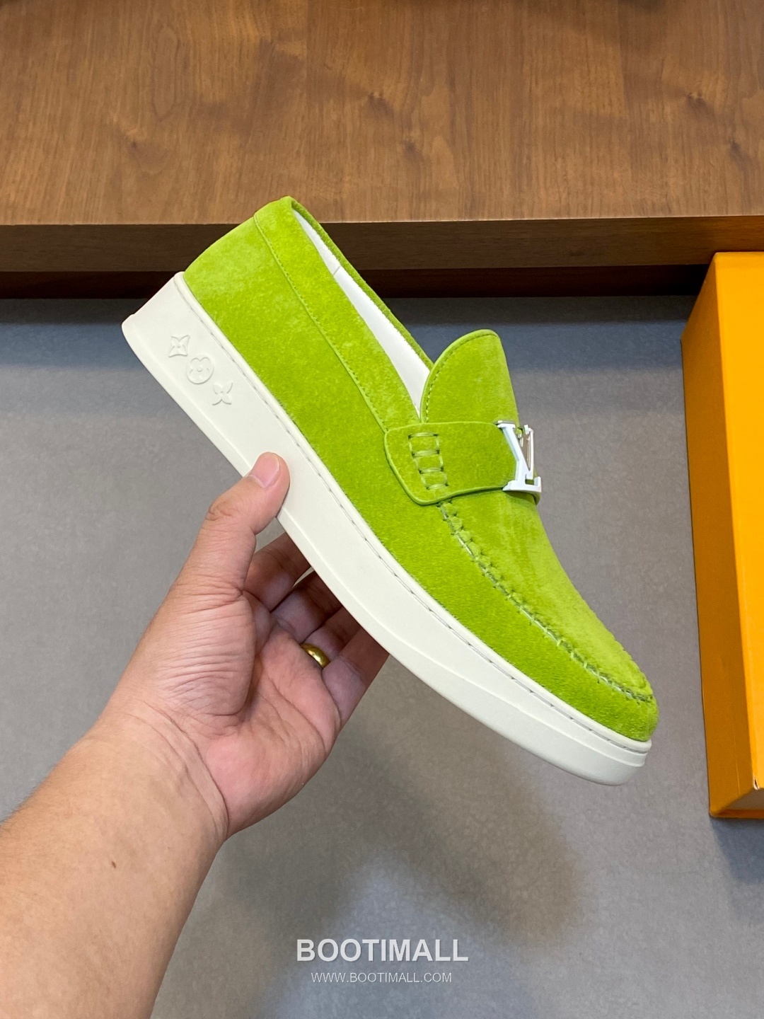 ## 신발 제품 스펙 분석

Louis Vuitton Run Away Leather Sneakers 루이비통 런어웨이 레더 스니커즈 1A4V7V 4