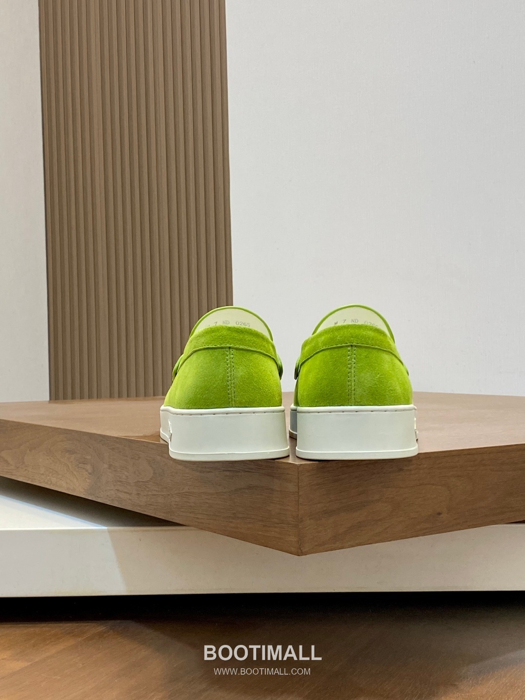 ## 신발 제품 스펙 분석

Louis Vuitton Run Away Leather Sneakers 루이비통 런어웨이 레더 스니커즈 1A4V7V 8