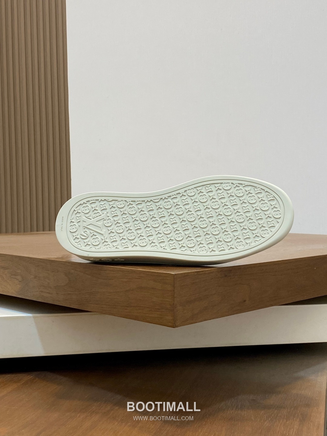 ## 신발 제품 스펙 분석

Louis Vuitton Run Away Leather Sneakers 루이비통 런어웨이 레더 스니커즈 1A4V7V 9