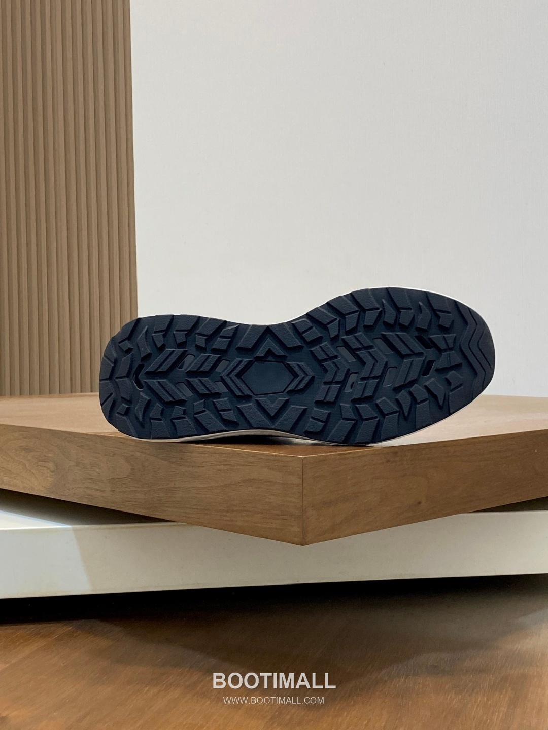 ## 신발 제품 스펙 분석
Givenchy Urban Street Leather Sneakers 지방시 어반 스트리트 레더 스니커즈 BE0005E0 9