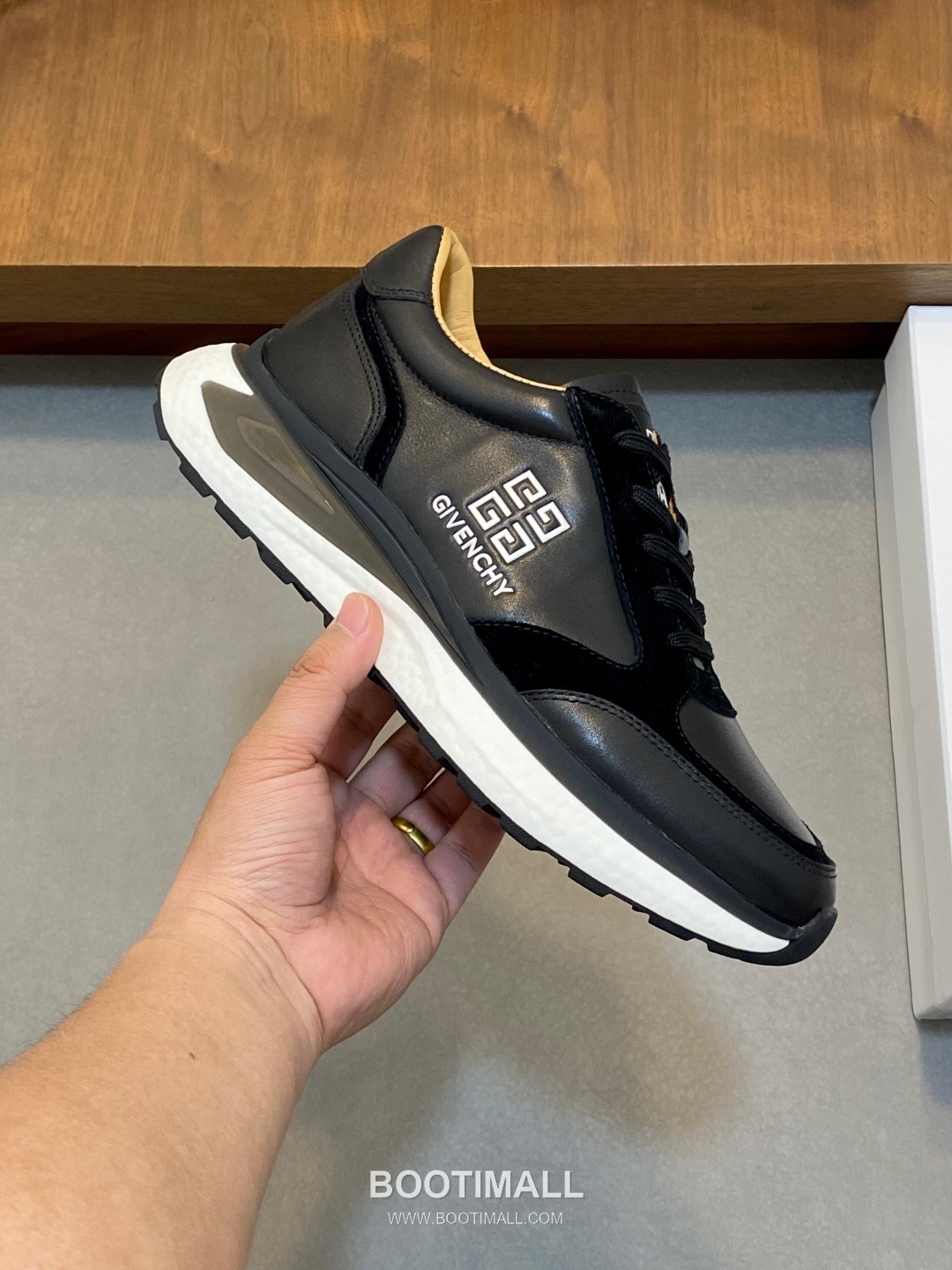 ## 신발 제품 스펙 분석

Givenchy Urban Street Leather Sneakers 지방시 어반 스트리트 레더 스니커즈 BE0005E0 4