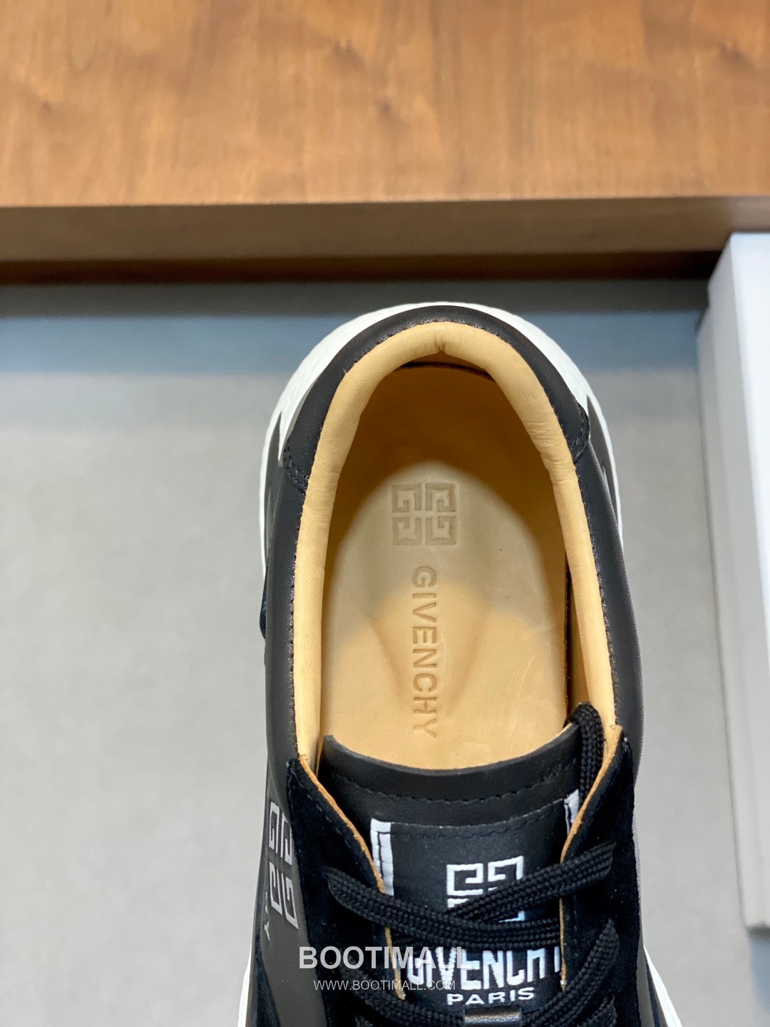 ## 신발 제품 스펙 분석

Givenchy Urban Street Leather Sneakers 지방시 어반 스트리트 레더 스니커즈 BE0005E0 7