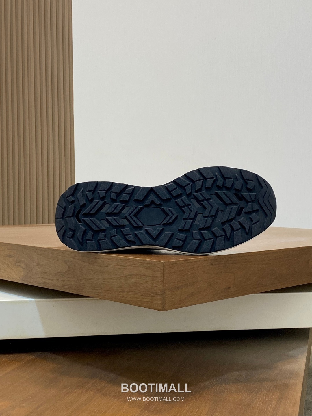 ## 신발 제품 스펙 분석

Givenchy Urban Street Leather Sneakers 지방시 어반 스트리트 레더 스니커즈 BE0005E0 9