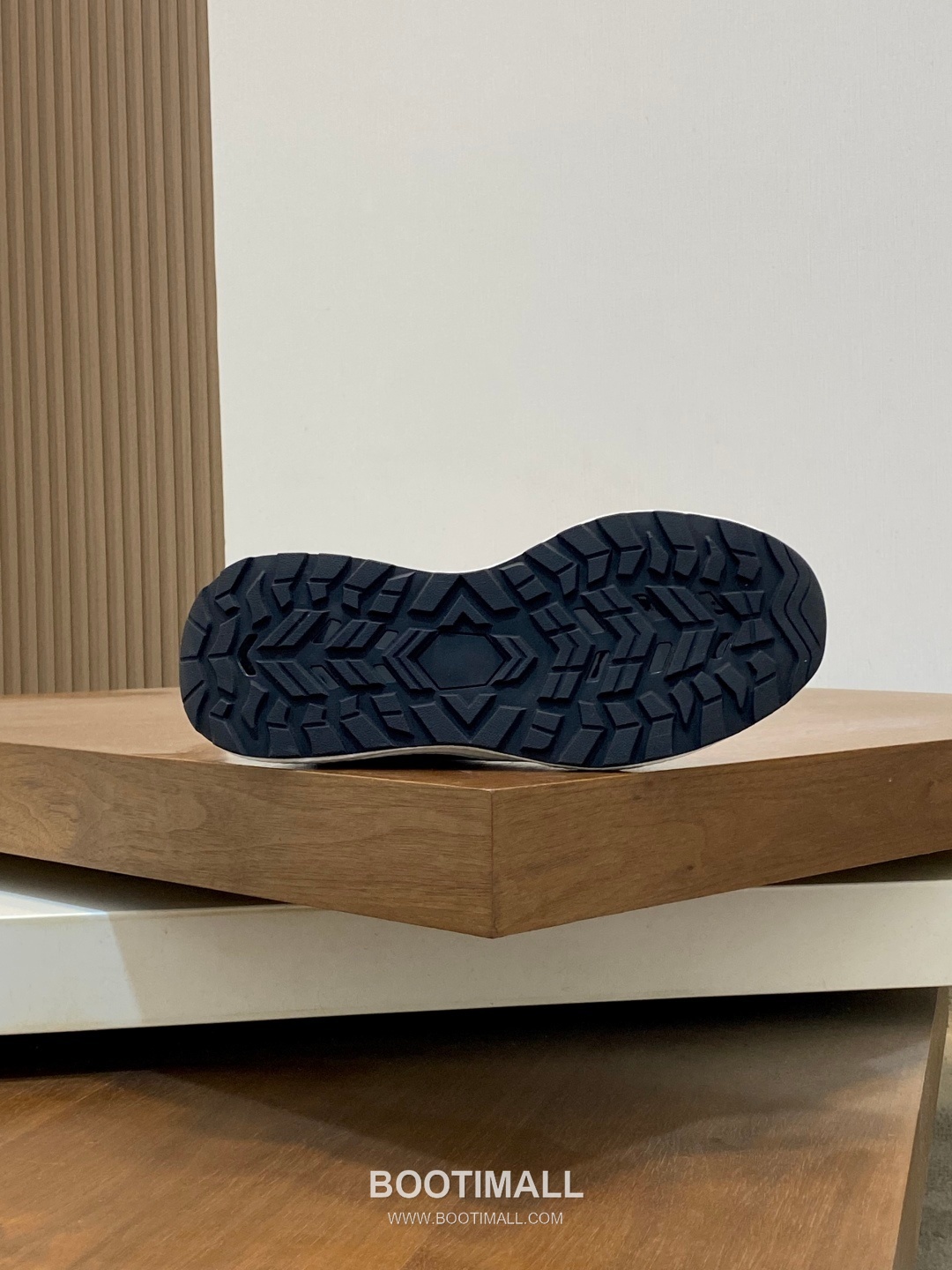 ## 신발 제품 스펙 분석

Givenchy Urban Street Leather Sneakers 지방시 어반 스트리트 레더 스니커즈 BE0005E0 9