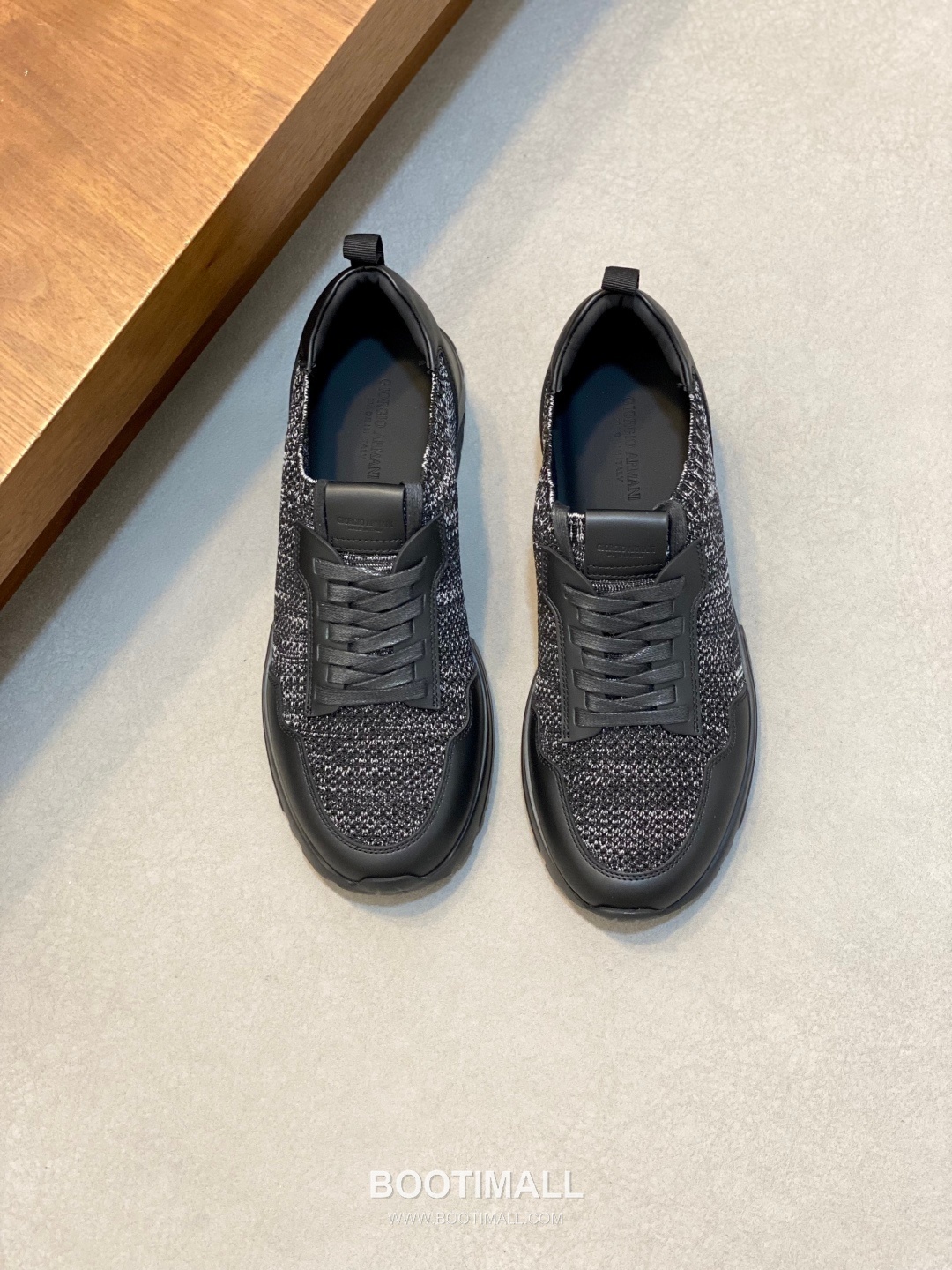 ## 신발 제품 스펙 분석
Giorgio Armani Knit Leather Slip-On Sneakers 조르지오 아르마니 니트 레더 슬립온 스니커즈 1