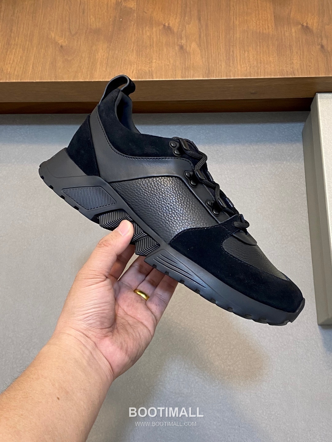 ## 신발 제품 스펙 분석
Giorgio Armani Nappa Leather Sneakers 조르지오 아르마니 나파 레더 스니커즈 4