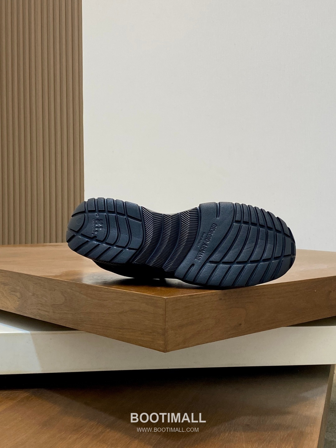 ## 신발 제품 스펙 분석
Giorgio Armani Nappa Leather Sneakers 조르지오 아르마니 나파 레더 스니커즈 9