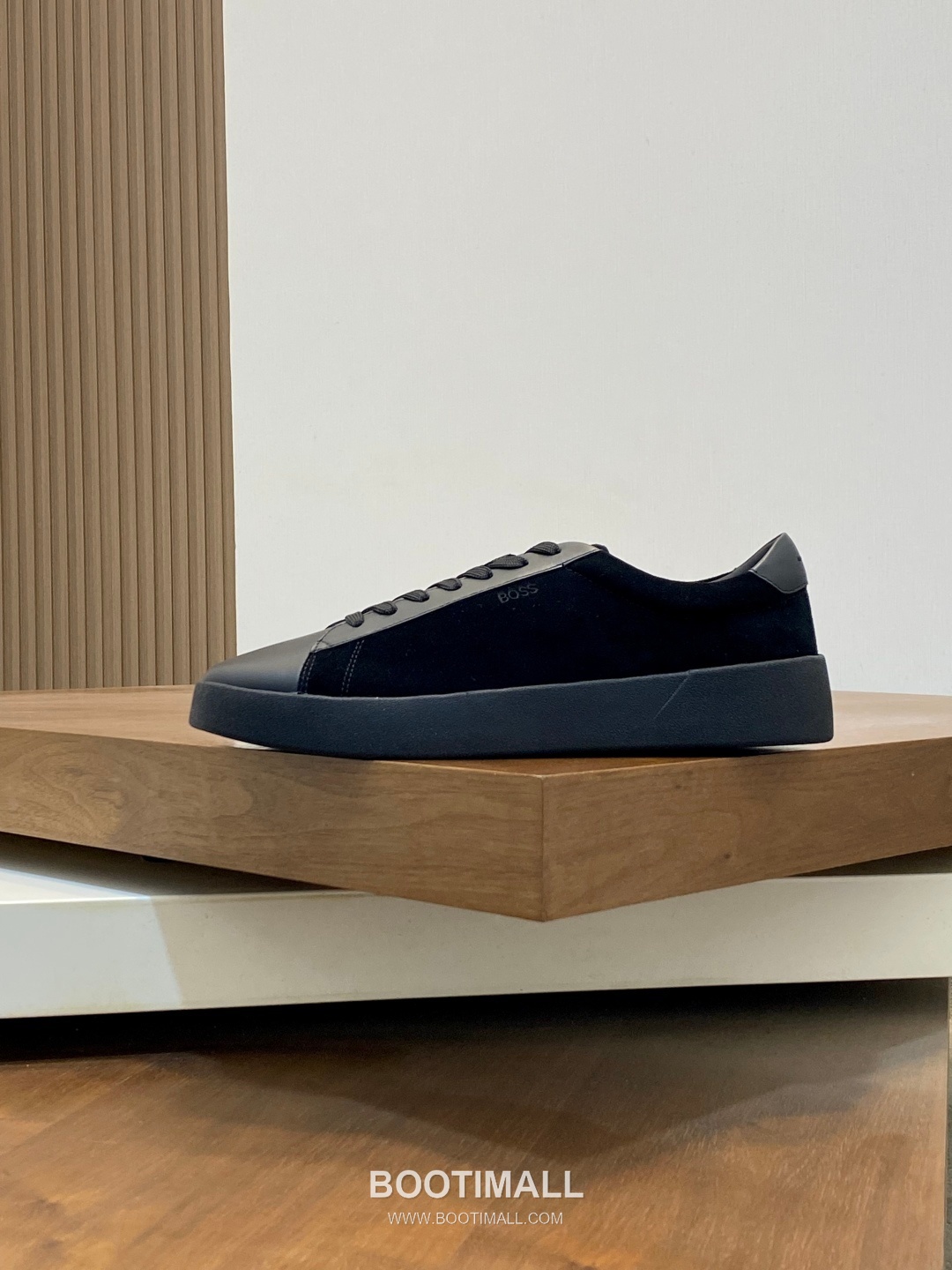 ## 신발 제품 스펙 분석
BOSS Leather Slip-On Sneakers 보스 레더 슬립온 스니커즈 2