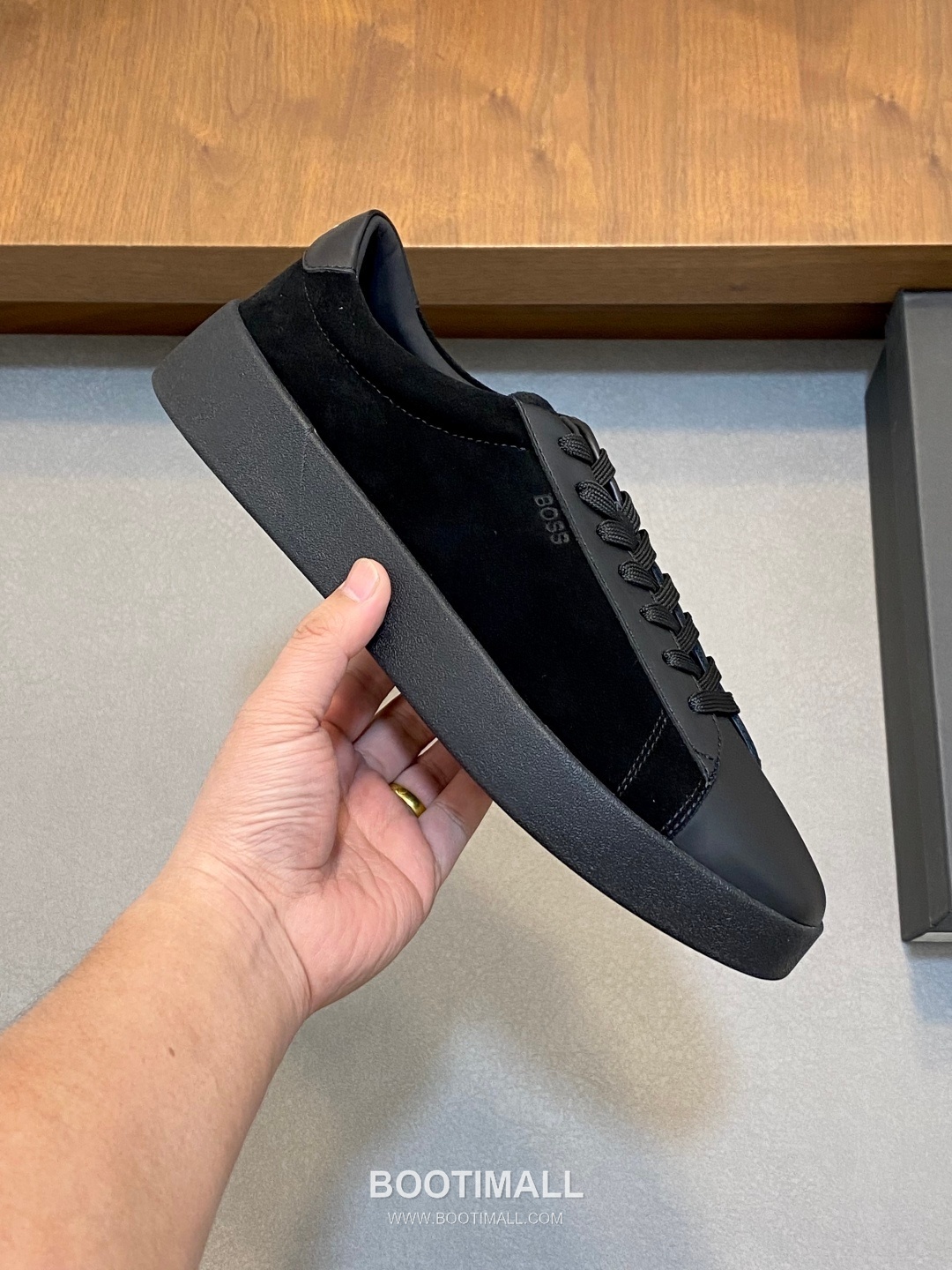 ## 신발 제품 스펙 분석
BOSS Leather Slip-On Sneakers 보스 레더 슬립온 스니커즈 4