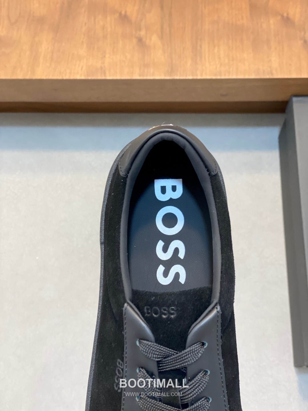 ## 신발 제품 스펙 분석
BOSS Leather Slip-On Sneakers 보스 레더 슬립온 스니커즈 7