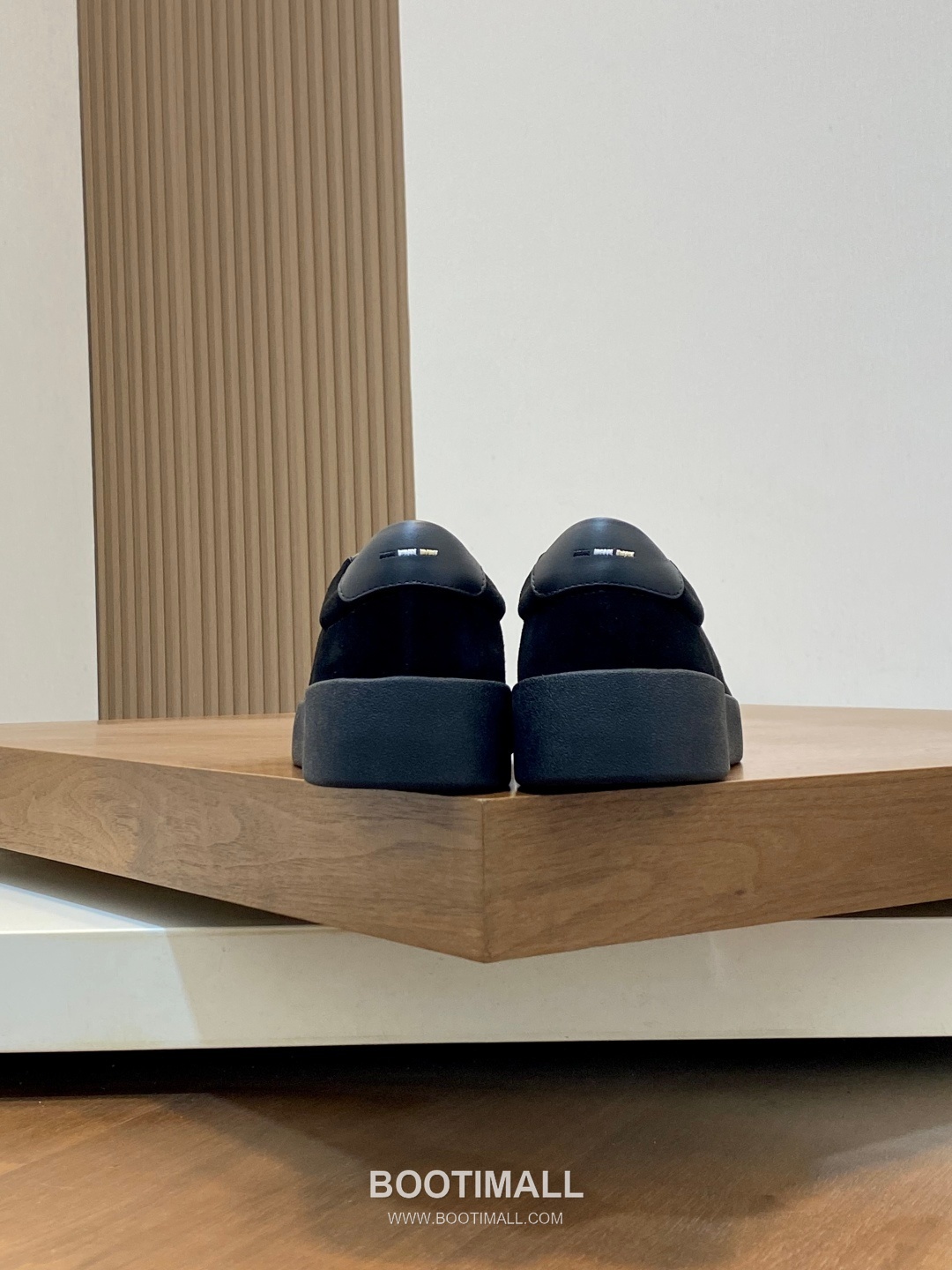 ## 신발 제품 스펙 분석
BOSS Leather Slip-On Sneakers 보스 레더 슬립온 스니커즈 8