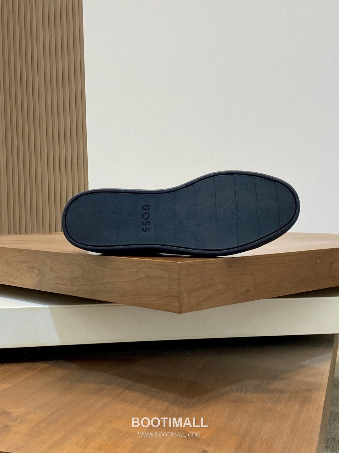 ## 신발 제품 스펙 분석
BOSS Leather Slip-On Sneakers 보스 레더 슬립온 스니커즈 9