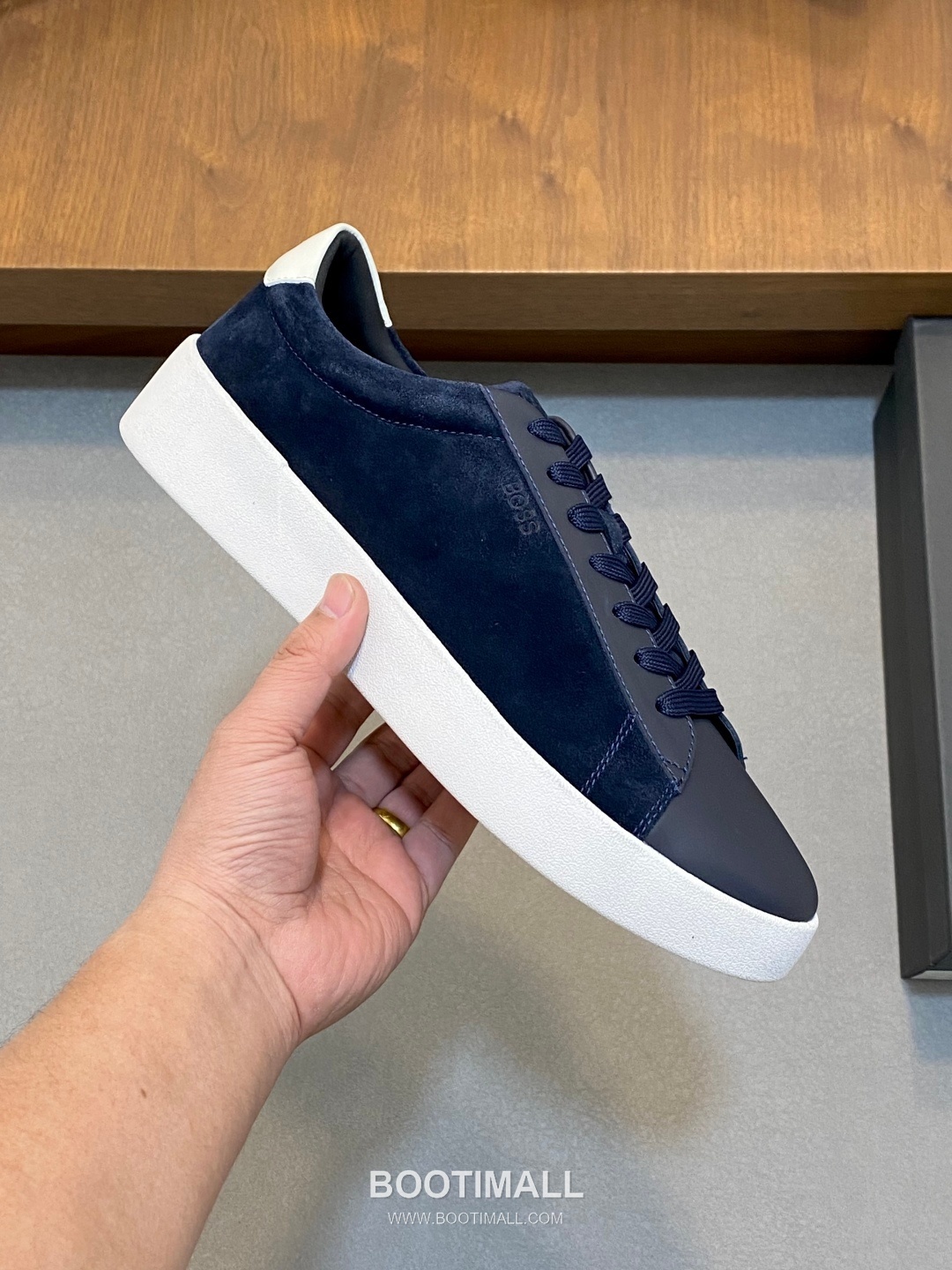 ## 신발 제품 스펙 분석
BOSS Leather Slip-On Sneakers 보스 레더 슬립온 스니커즈 4