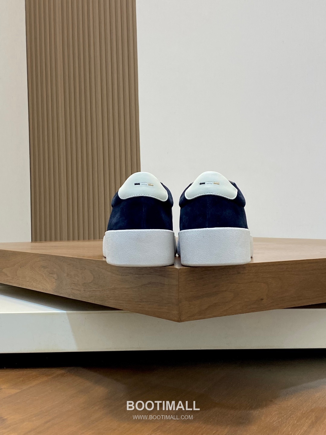 ## 신발 제품 스펙 분석
BOSS Leather Slip-On Sneakers 보스 레더 슬립온 스니커즈 8