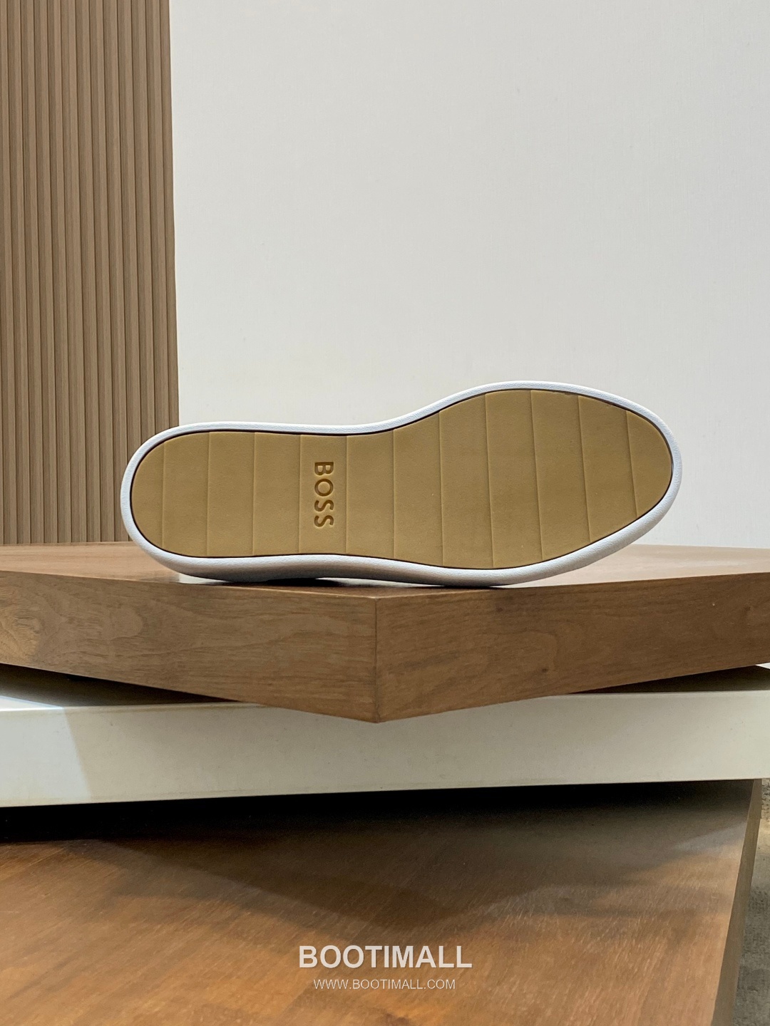 ## 신발 제품 스펙 분석
BOSS Leather Slip-On Sneakers 보스 레더 슬립온 스니커즈 9