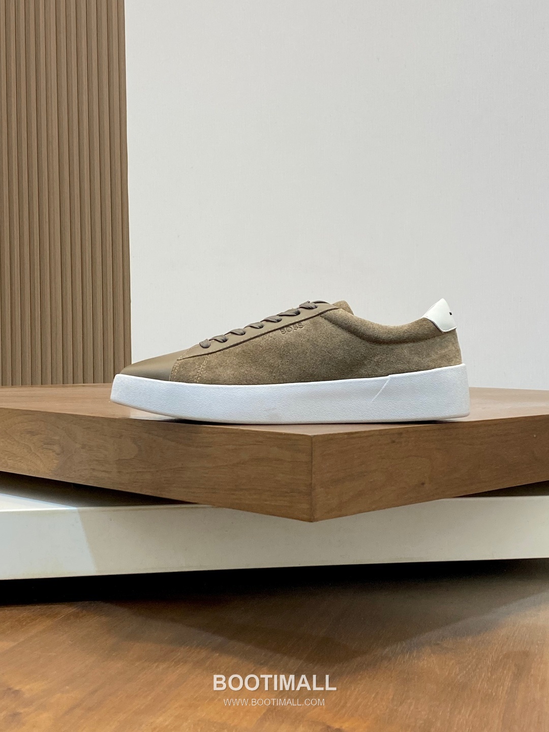 ## 신발 제품 스펙 분석

BOSS Leather Slip-On Sneakers 보스 레더 슬립온 스니커즈 2