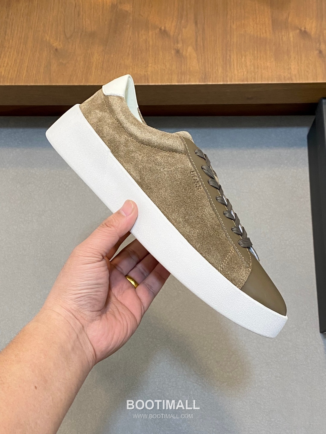 ## 신발 제품 스펙 분석

BOSS Leather Slip-On Sneakers 보스 레더 슬립온 스니커즈 4