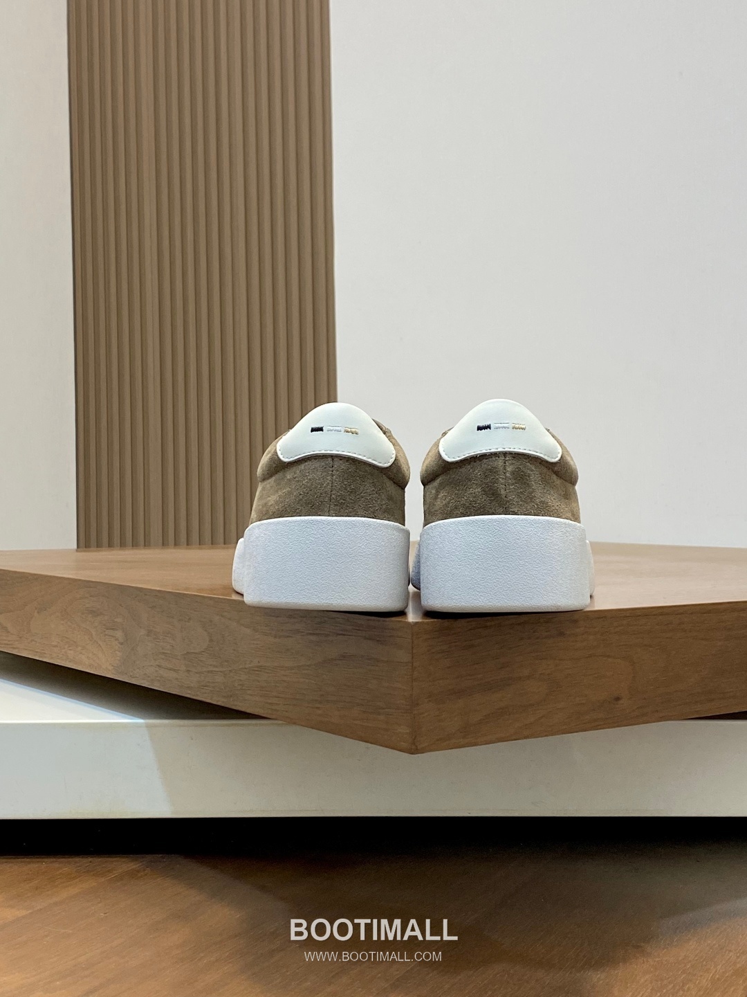 ## 신발 제품 스펙 분석

BOSS Leather Slip-On Sneakers 보스 레더 슬립온 스니커즈 8