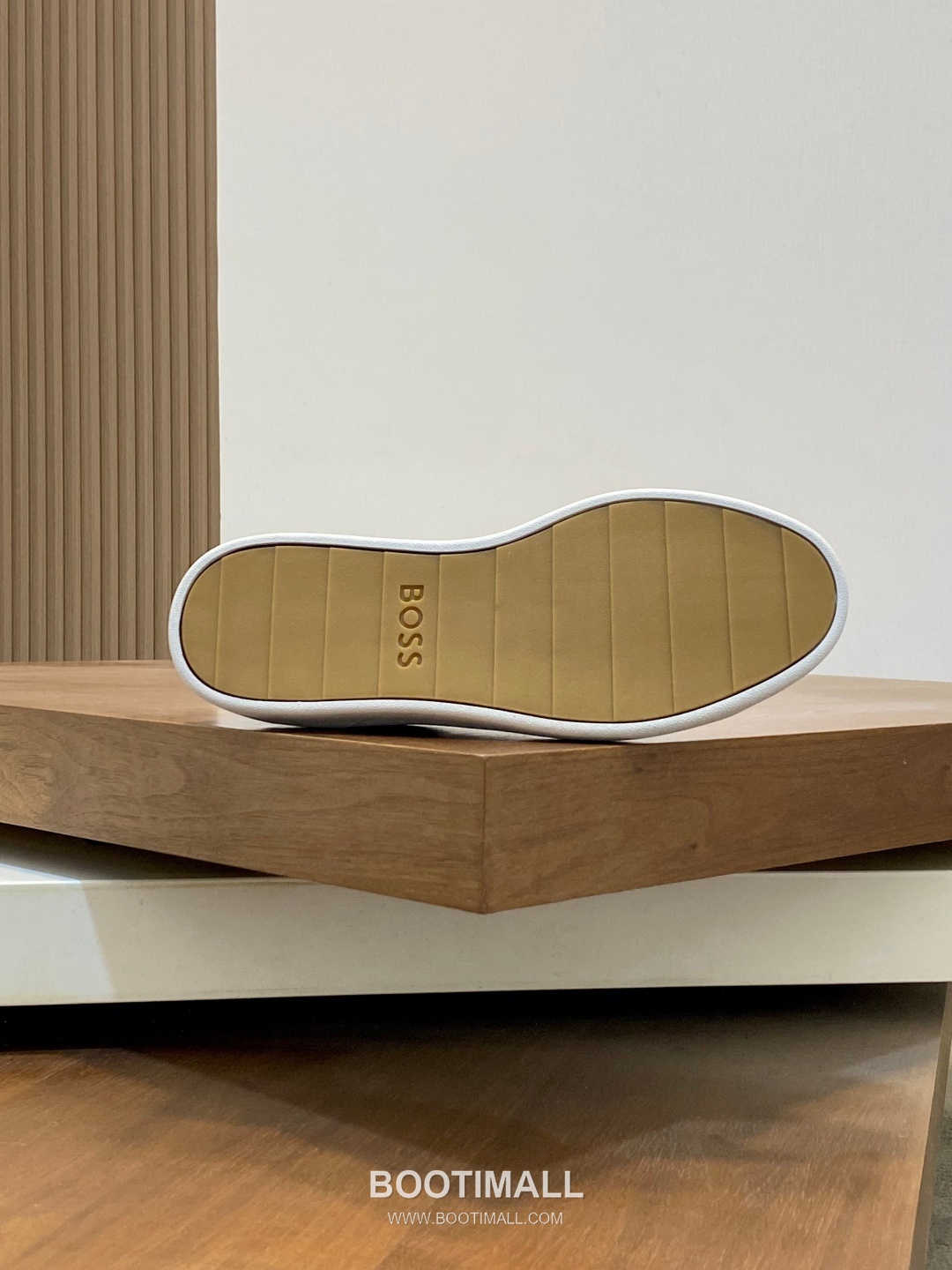 ## 신발 제품 스펙 분석

BOSS Leather Slip-On Sneakers 보스 레더 슬립온 스니커즈 9