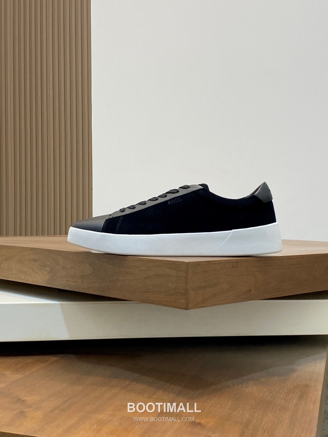 ## 신발 제품 스펙 분석
BOSS Leather Slip-On Sneakers 보스 레더 슬립온 스니커즈 2