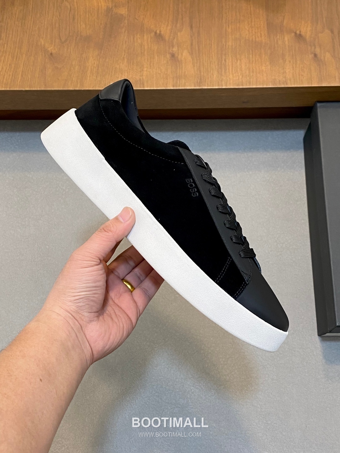 ## 신발 제품 스펙 분석
BOSS Leather Slip-On Sneakers 보스 레더 슬립온 스니커즈 4