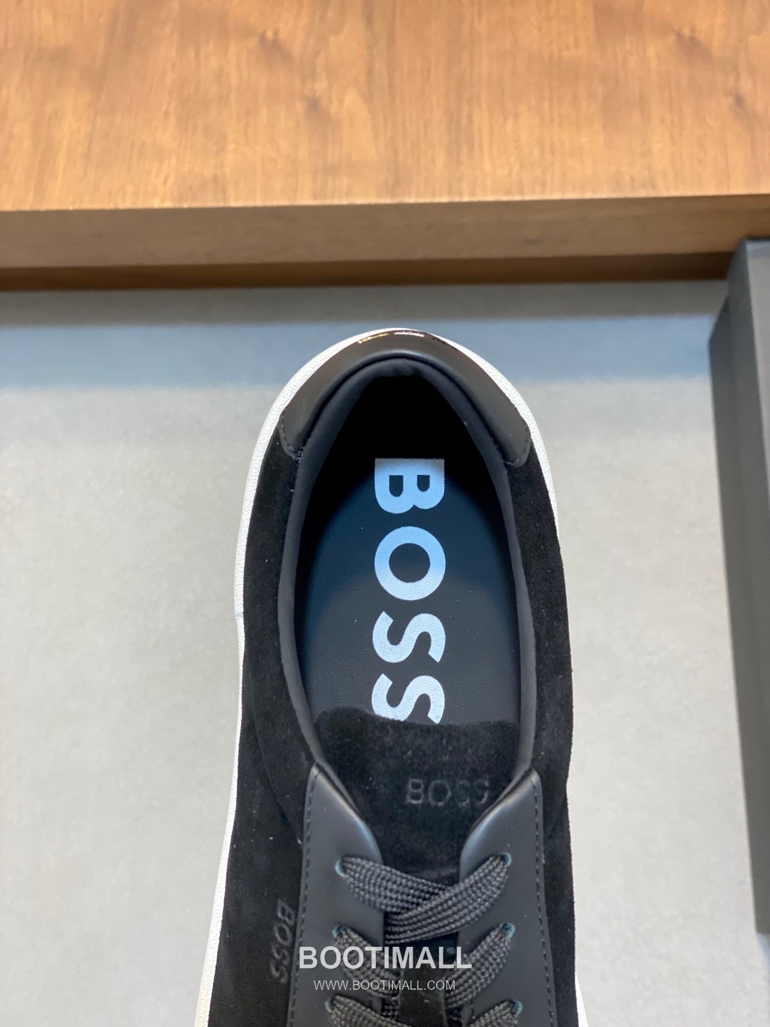 ## 신발 제품 스펙 분석
BOSS Leather Slip-On Sneakers 보스 레더 슬립온 스니커즈 7
