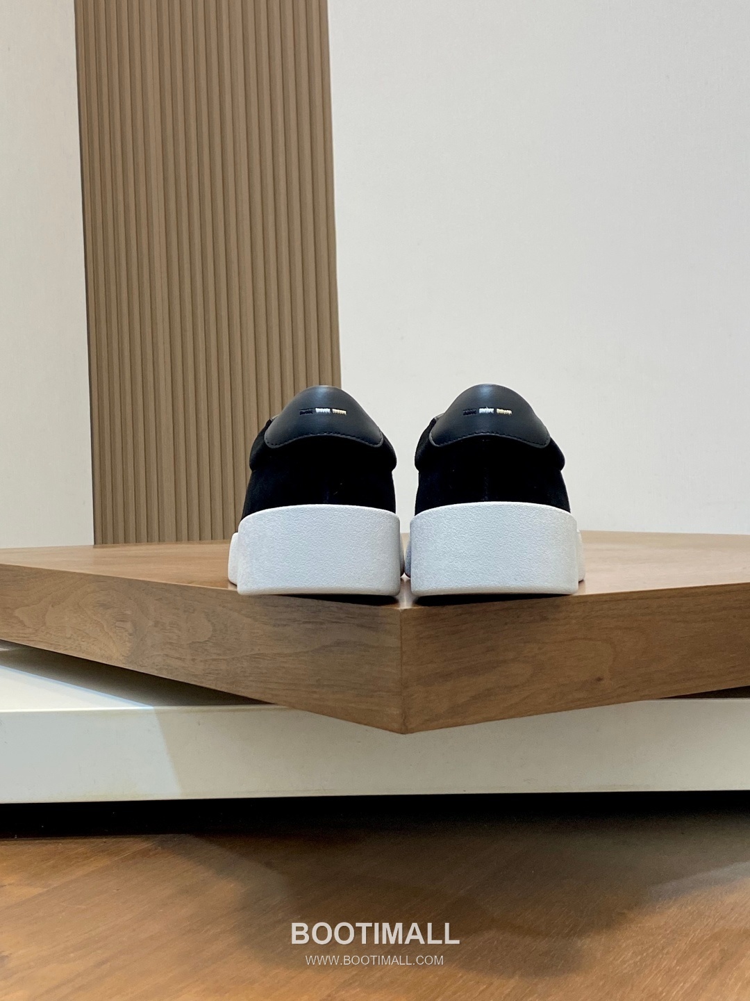 ## 신발 제품 스펙 분석
BOSS Leather Slip-On Sneakers 보스 레더 슬립온 스니커즈 8