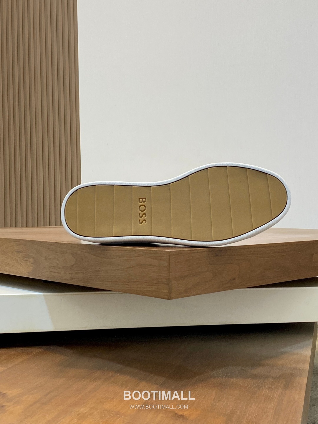 ## 신발 제품 스펙 분석
BOSS Leather Slip-On Sneakers 보스 레더 슬립온 스니커즈 9